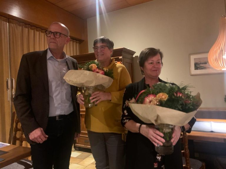 Die Frauen bekamen einen Blumenstrauß als Dank von Bürgermeister Walter Gohm überreicht. <span class="copyright">Betreibergemeinschaft</span>