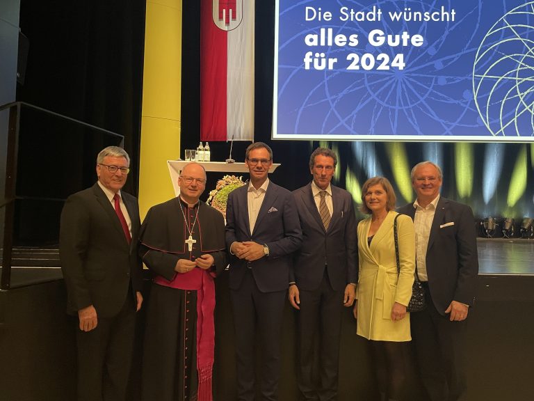 Bürgermeister Wolfgang Matt mit Bischof Benno Elbs, Landeshauptmann Markus Wallner, Festredner Julian Nida-Rümelin sowie Landesstatthalterin Barbara Schöbi-Fink und Landtagspräsident Harald Sonderegger.