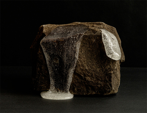 Marcos Werk <em>Solidified Glue Flow</em>, geschaffen im Jahr 2023 aus Granitstein mit UHU-Kleber. <br>