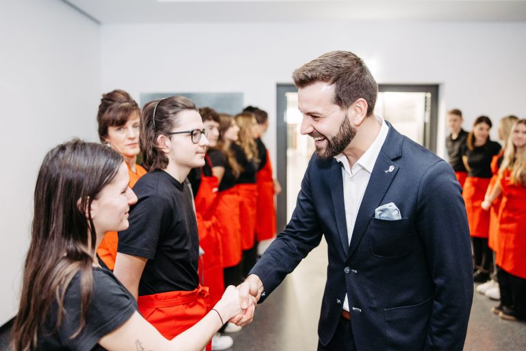 Bürgermeister Simon Tschann begrüßte die Lehrlinge.