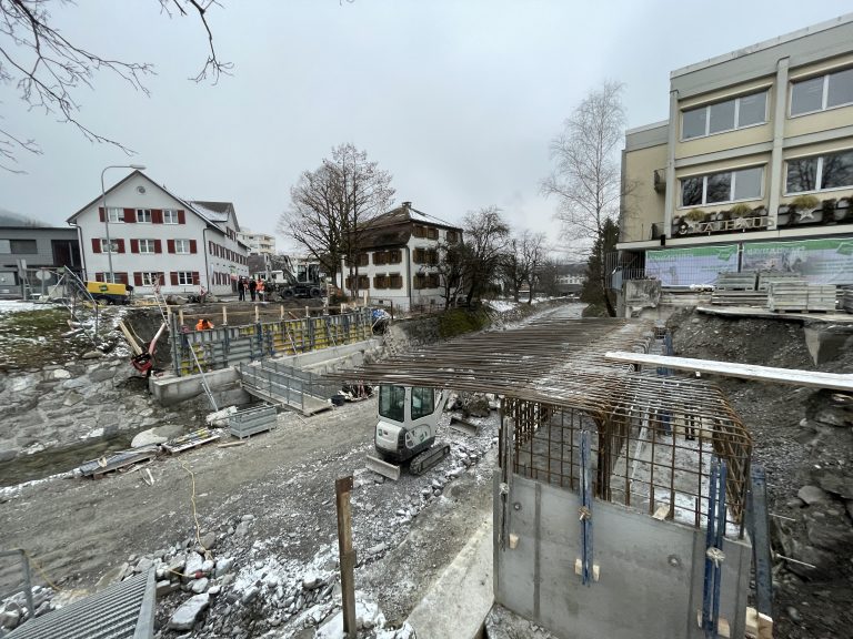 Fortschritte am ersten Widerlager der Saminabrücke vor dem Gemeindeamt.