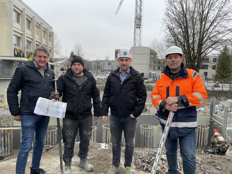 Robert Hartmann, Bauamtsleiter von Frastanz mit Polier Mathias Frank sowie Bauleiter Markus Längle und Gerold Lassnig von der örtlichen Bauaufsicht des Straßenbauamts Feldkirch.