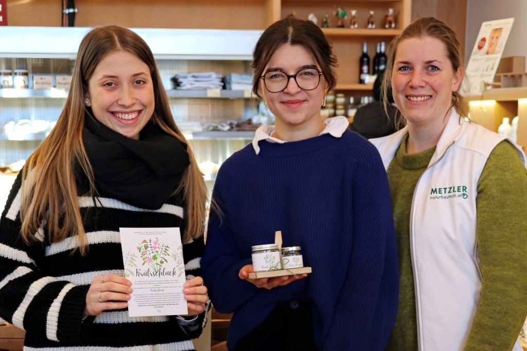 Von der Diplomarbeit ins Getränkeregal: Bezauer Maturantinnen bringen eigenen Drink auf den Markt