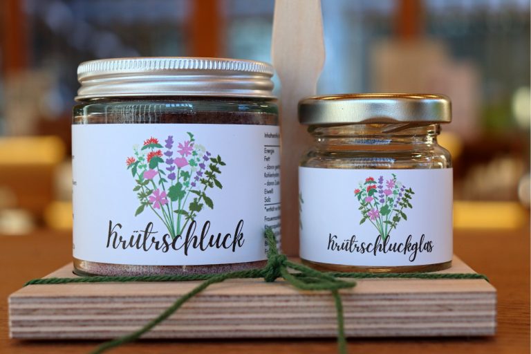 Ein Glas des „Krütrschlucks“ bietet einen Monatsvorrat der täglichen Dosis mit stärkender, entzündungshemmender und beruhigender Wirkung.