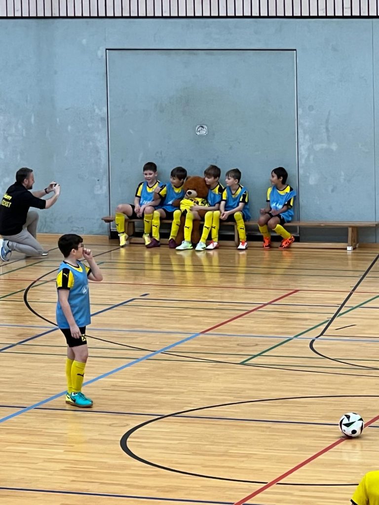 Auch das Maskottchen war passend gekleidet. <span class="copyright">FC Höchst</span>