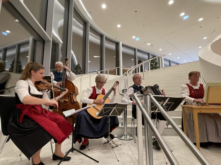 Während die Besucher Most und Brot serviert bekamen, sorgten die Saiterhüpfer für musikalische Unterhaltung.