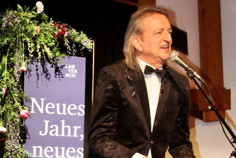 Mit flotten Sprüchen und humorvollen Coversongs mit Lauterach-Bezug sorgte Moderator Markus Linder für beste Stimmung. Den Knöpfle-Song begleitete er auf dem Knöpfle-Hobel.