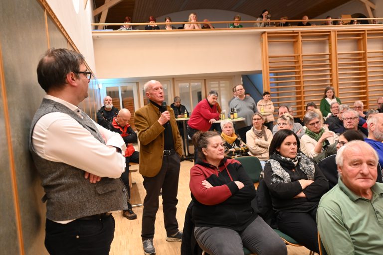 Der Kristbergsaal war gut gefüllt und Zeitzeugen erinnerten sich an die damalige Katastrophe zurück.