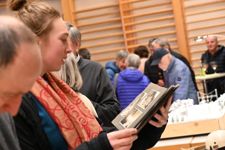 Einige Alben mit alten Fotos erinnern an das Lawinenunglück.