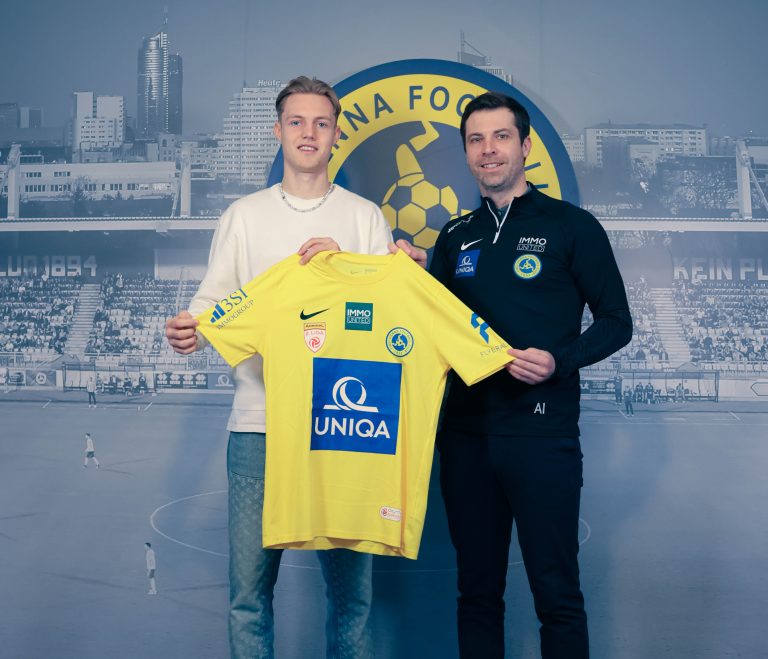 Noah Bischof als Neo-Vienna-Spieler mit dem ehemaligen Teamkapitän Andreas Ivanschitz. <span class="copyright">viennafc</span>