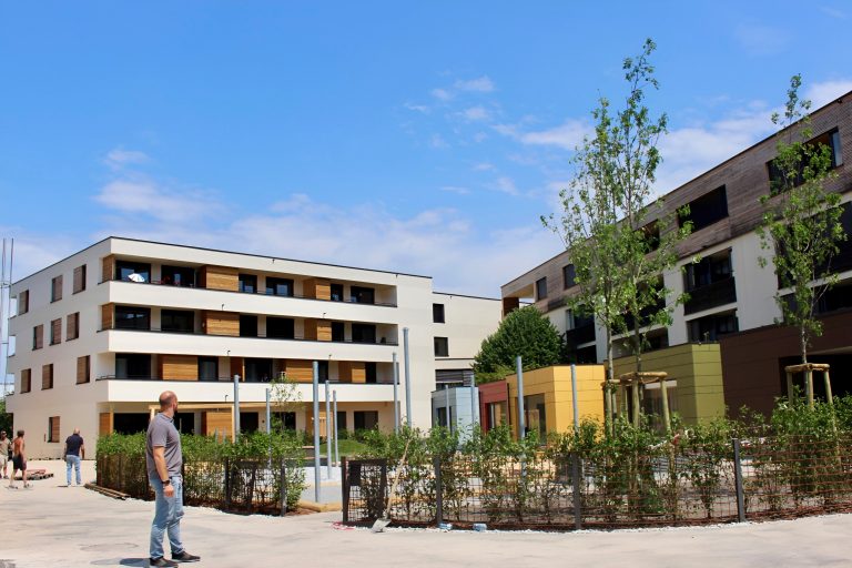 Die alte Säge wurde für den Erweiterungsbau des Sozialzentrums abgerissen und an ihrer Stelle entstand eine kleine Parkanlage.