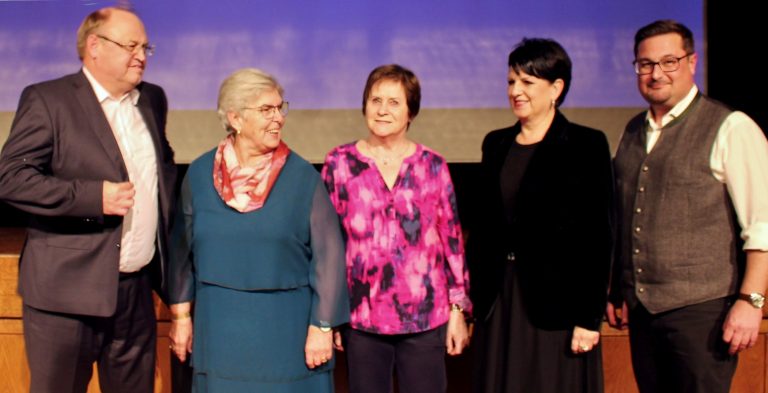 Bürgermeister Elmar Rhomberg, Vizebürgermeisterin Sabine Kassegger und Gemeinderat Robert Winder mit den Geehrten Rosina Geschray und Martha Vogel. Markus Rusch weilte beruflich außer Landes, seine Auszeichnung nahm stellvertretend sein Nachfolger Michael Erath entgegen. <span class="copyright">STP/8</span>