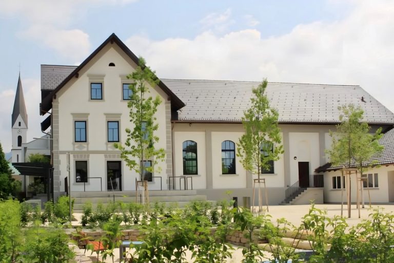 Teil des Jahrhundertprojekts ist auch das restaurierte Vereinshaus auf der anderen Seite der Hofsteigstraße.