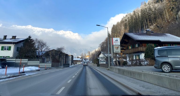 Bei der L 188 handelt es sich um eine Landesstraße, welche die gesetzlichen Voraussetzungen (Breite, Sichträume, etc.) aufweist. In der Hauptsaison und am Morgen und am Abend (Pendler) kann es immer wieder zu Staus kommen. Durch mehrere Maßnahmen (ÖPNV, Entzerrung des Anreiseverkehrs, Umbau der Abfahrt Bludenz-Ost) versucht man hier Verbesserungen zu schaffen. <span class="copyright">VN/JUN</span>