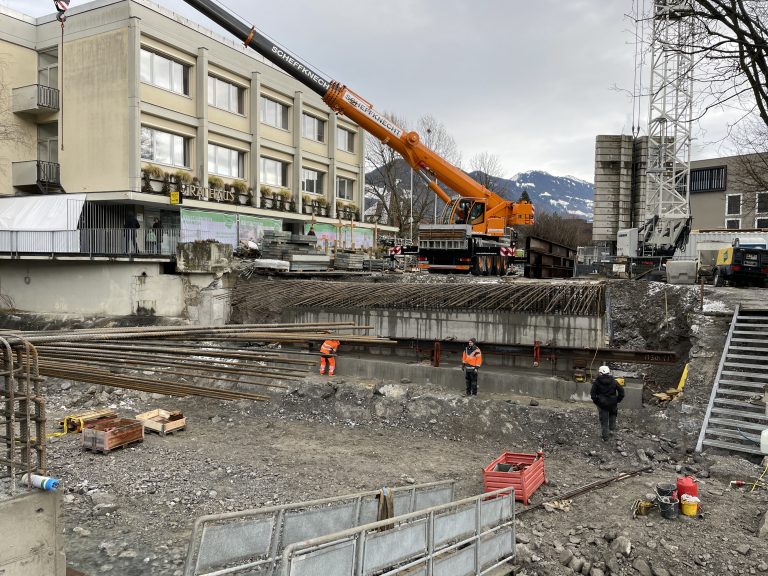 Das Team arbeitet bei Wind und Wetter an der Saminabrücke.