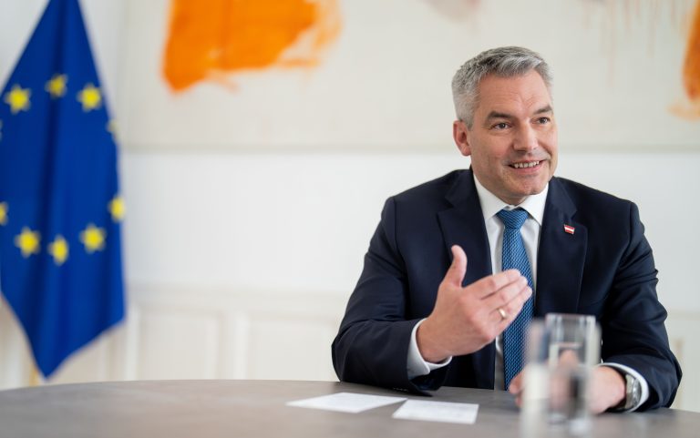Österreichs Neutralität sei vor allem ein Wert außerhalb der EU, sagt Bundeskanzler Karl Nehammer im Interview unter anderem mit den Vorarlberger Nachrichten. <span class="copyright">APA/Georg Hochmuth</span>