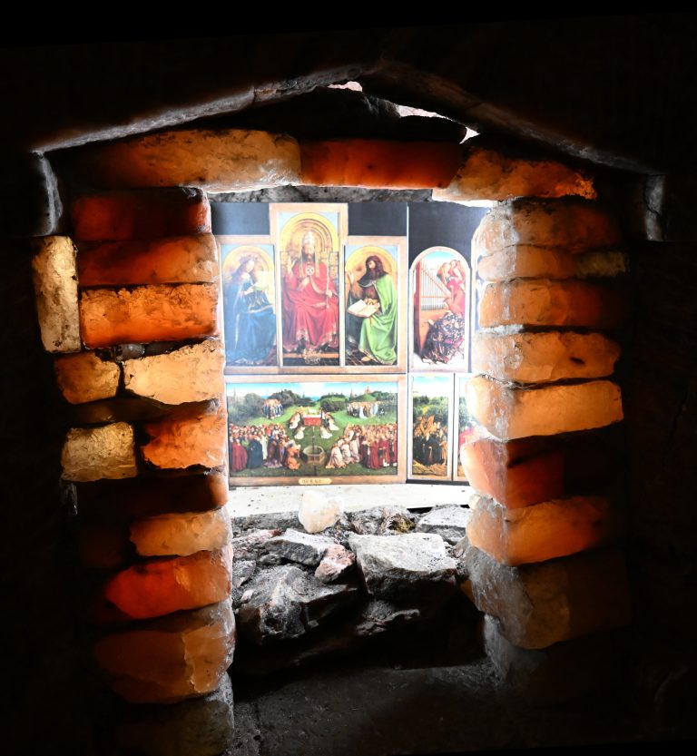 Nachbau des Genter Flügelaltars und Ziegel aus orange-rot schimmerndem Natursalz. <span class="copyright">APA/BARBARA GINDL</span>