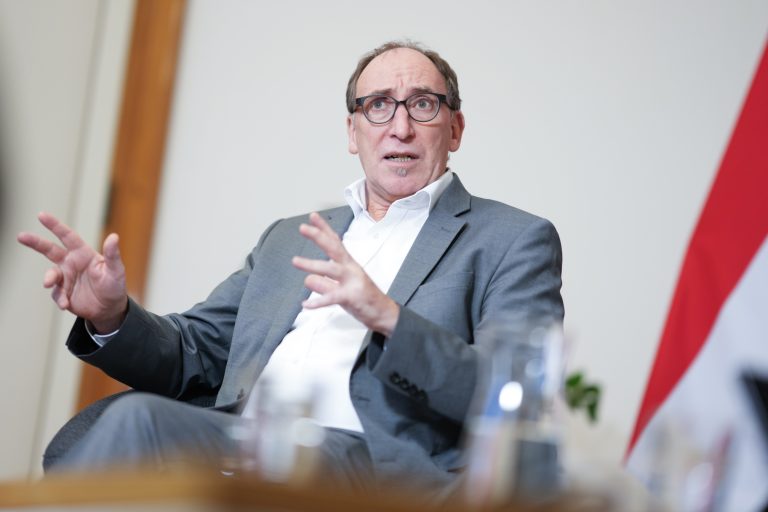 Gesundheitsminister Johannes Rauch freut sich über die 300 Interessenten für 100 Kassenstellen. <span class="copyright">APA/Eva Manhart</span>