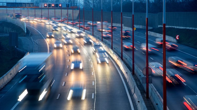 Unkonventioneller Vorschlag zur Bekämpfung der Teuerung: Bei der Pendlerförderung auf die Bremse steigen. <span class="copyright">Foto: APA</span>