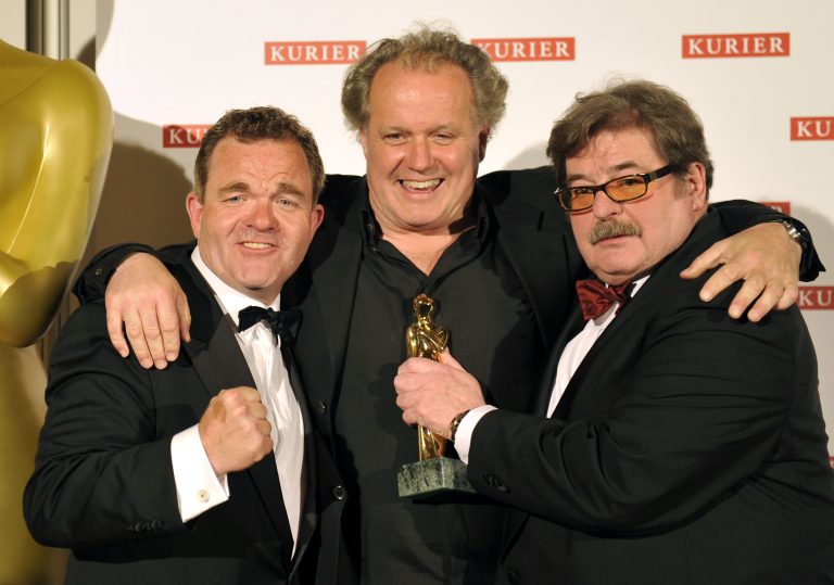 Cornelius Obonya, Regisseur Julian Pölsler und Erwin Steinhauer mit der Romy für den besten TV-Film des Jahres 2014 „Polt”. <span class="copyright">APA/HANS PUNZ</span>