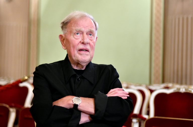 Unter seinem Nachfolger Claus Peymann blieb Benning der Burg als Regisseur treu. <span class="copyright">APA/ROLAND SCHLAGER</span>