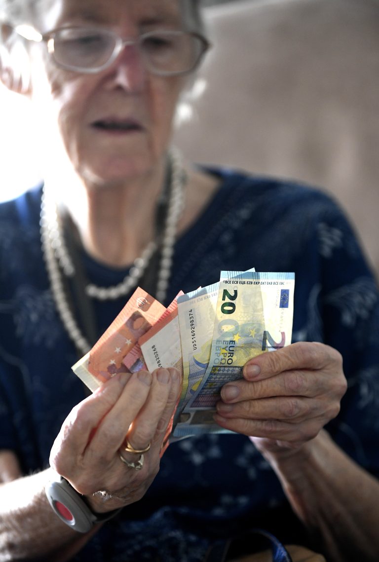 ABD0027_20160818 – WIEN – STERREICH: THEMENBILD – ZU APA0238 VOM 18.8.2016 – Illustration zum Thema “Pension / Pensionisten / Pensionspaket / Pensionskonto / Pensionsreform”. Eine Pensionistin mit Euroscheinen aufgenommen am Donnerstag, 18. August 2016, in Wien. Die Pensionen werden im kommenden Jahr 2017 voraussichtlich um 0,8 Prozent angehoben. – FOTO: APA/HARALD SCHNEIDER