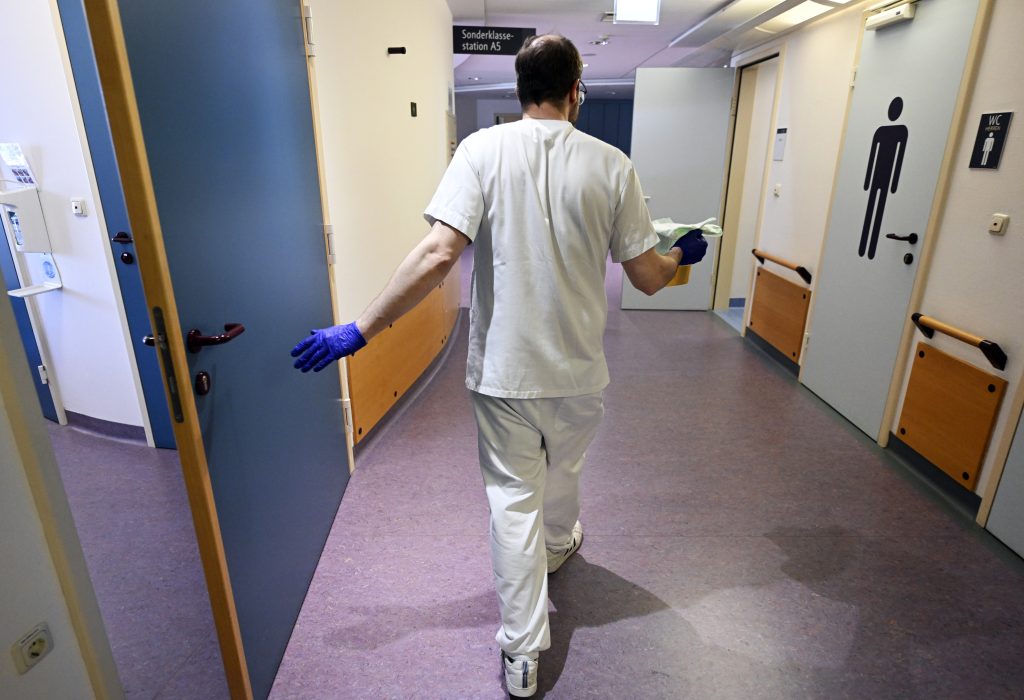 Fehlendes Heimpersonal wird auch im Krankenhaus zum Problem