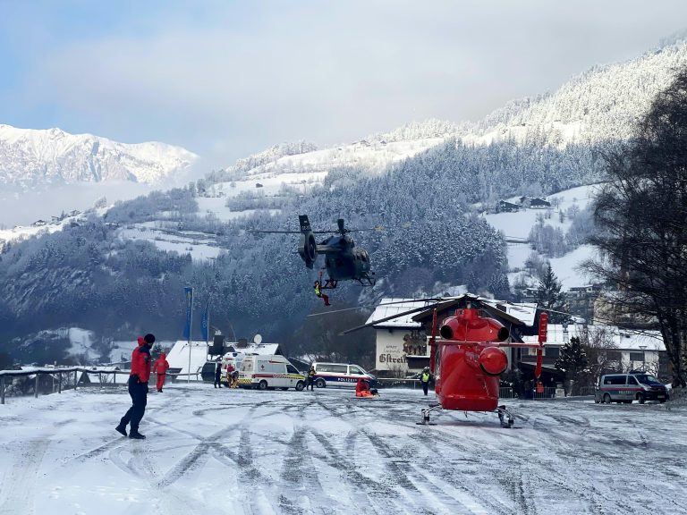 Eine mit vier Personen besetzte Gondel ist am Dienstagvormittag, 9. Jänner 2024, bei der Acherkogelbahn im Skigebiet Hochoetz im Tiroler Ötztal abgestürzt. <span class="copyright">APA/ZOOM.TIROL</span>