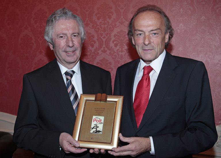 Alfred Komarek (l.) und der Präsident des Hauptverbands des Österreichischen Buchhandels, Gerald Schantin, bei der Überreichung des „Goldenen Buches”. <span class="copyright">GEORG HOCHMUTH</span>