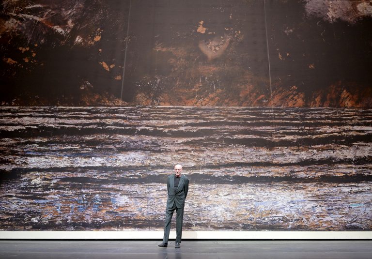 Anselm Kiefer vor dem von ihm gestalteten Eisernen Vorhang in der Wiener Staatsoper. <span class="copyright">APA/ROLAND SCHLAGER</span>