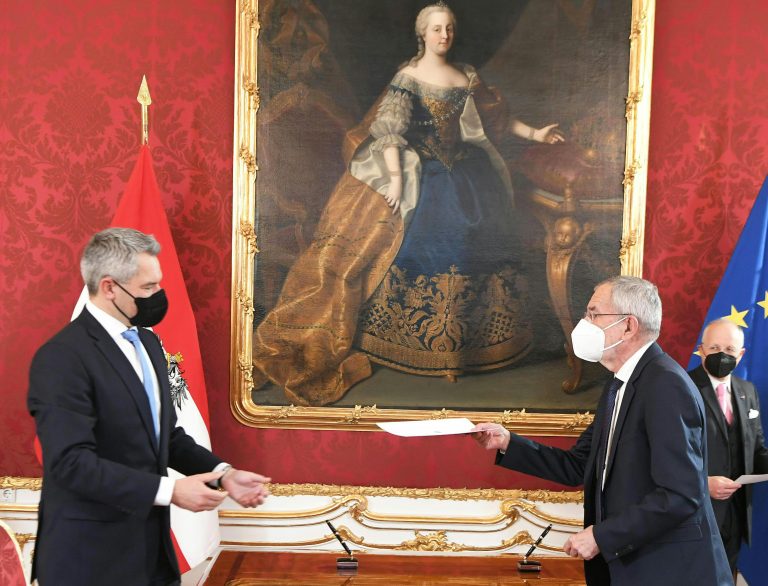 Karl Nehammer (l.) ist seit seiner Angelobung durch Bundespräsident Alexander Van der Bellen (r.) am 6. Dezember 2021 Bundeskanzler dieser Republik. <span class="copyright">APA/Roland Schlager</span>