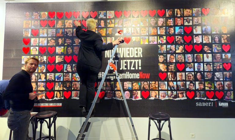 Angesichts des Kriegs in Nahost setzen verschiedene Initiativen verstärkt Zeichen gegen Antisemitismus. Geht es nach Bildungsminister Polaschek, soll das auch an den Schulen vermehrt Thema sein. <span class="copyright">APA/Sonja Harter</span>