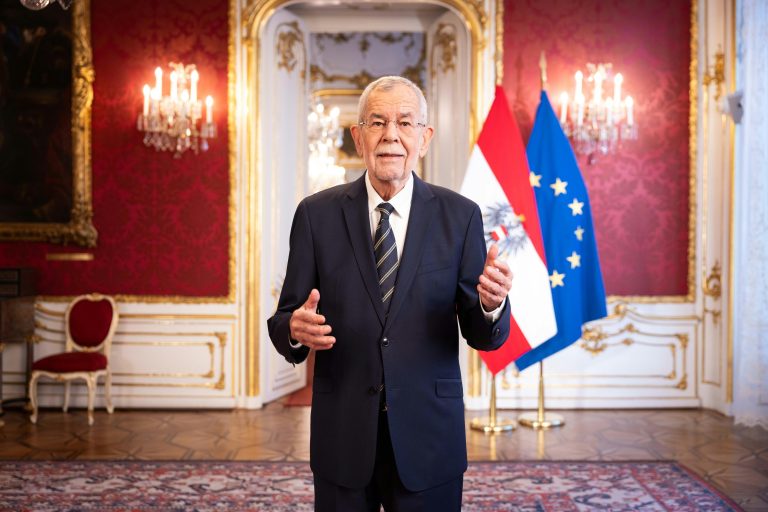 Bundespräsident Alexander Van der Bellen wünscht in seiner Neujahrsansprache allen Österreicherinnen und Österreichern ein frohes neues Jahr. <span class="copyright">APA</span>