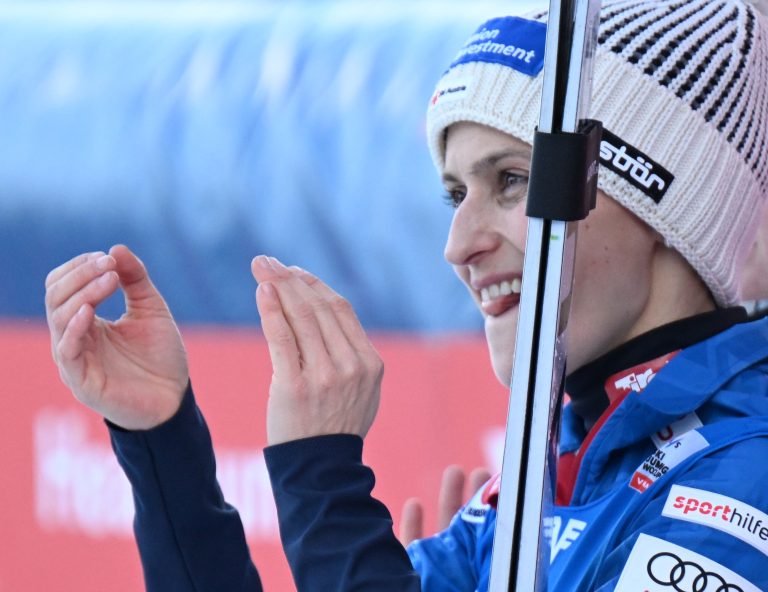 ABD0059_20240104 &#8211; VILLACH &#8211; STERREICH: Eva Pinkelnig (2.,AUT) nach dem 2. Wertungssprung des Frauen-Weltcups am Donnerstag, 4. Jnner 2024, in Villach. &#8211; FOTO: APA/BARBARA GINDL
