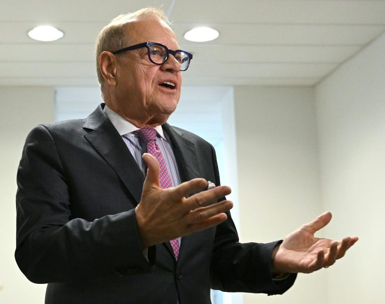 Signa-Sanierungsvorstand Erhard Grossnigg am Montag, 15. Jänner 2024, vor Beginn der ersten Gläubigerversammlungen der Signa Prime und Signa Development am Handelsgericht in Wien. <span class="copyright">APA/HELMUT FOHRINGER</span>