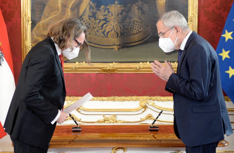 Martin Polaschek (l.) ist seit seiner Angelobung durch Bundespräsident Alexander Van der Bellen (r.) im Dezember 2021 Bildungsminister. <span class="copyright">APA/Roland Schlager</span>