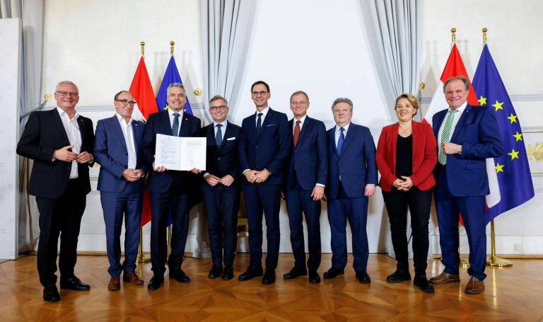 Am 21. November waren sich Bund, Länder und Gemeinden über den neuen Finanzausgleich einig. Vorarlberg war durch Gesundheitsminister Johannes Rauch, Finanzminister Magnus Brunner, Landeshauptmann Markus Wallner und Gemeindeverbandspräsidentin Andrea Kaufmann vertreten – festgehalten auf diesem Foto des Bundeskanzleramts. <span class="copyright">BKA/Andy Wenzel</span>