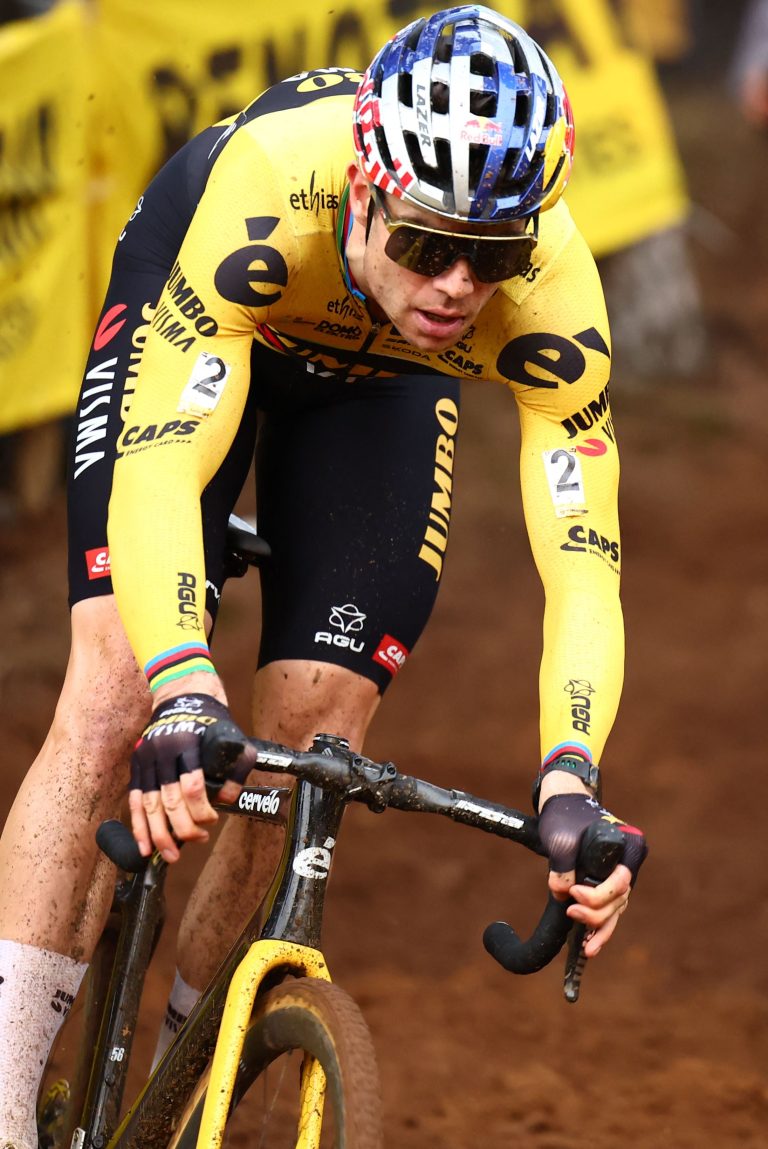 Wout van Aert startet seit Jahren mit dem Red-Bull-Helm. <span class="copyright">Apa</span>