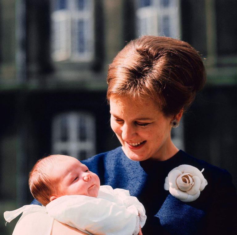 1968: Margrethe mit ihrem Erstgeborenen Prinz Frederik. <span class="copyright">Reuters</span>
