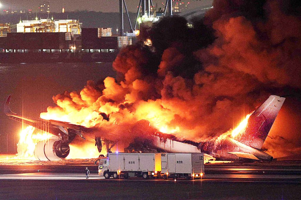 Flugzeugbrand in Tokio &#8211; 379 Menschen an Bord gerettet