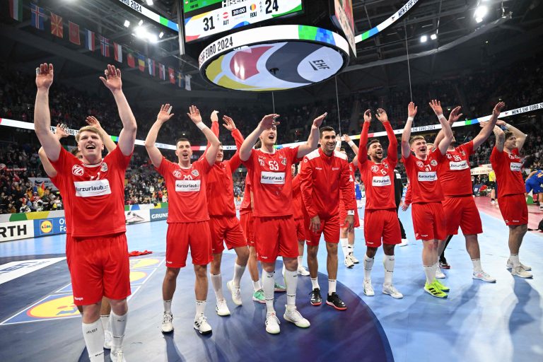 Erleichterung und Freude bei Österreichs Handballern nach dem Arbeitssieg zum Auftakt der EURO 2024 gegen Rumänien. <span class="copyright">GEPA</span>
