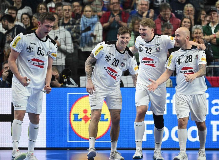 Weber (r.) mit Mykola Bilyk, Sebastian Frimmel und Lukas Hutecek (v. l.) nach dem Erfolg gegen Ungarn. <span class="copyright">GEPA</span>