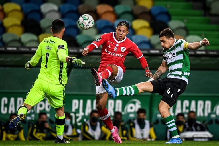 Cryzan (Mitte) wechselte um über zwei Millionen von Santa Clara nach China. Die Portugiesen weigerten sich zunächst, die Hälfte an seinen Ex-Verein Paranaense weiterzugeben, obwohl diese noch Transferrechte am Brasilianer hielten. <span class="copyright">Apa</span>