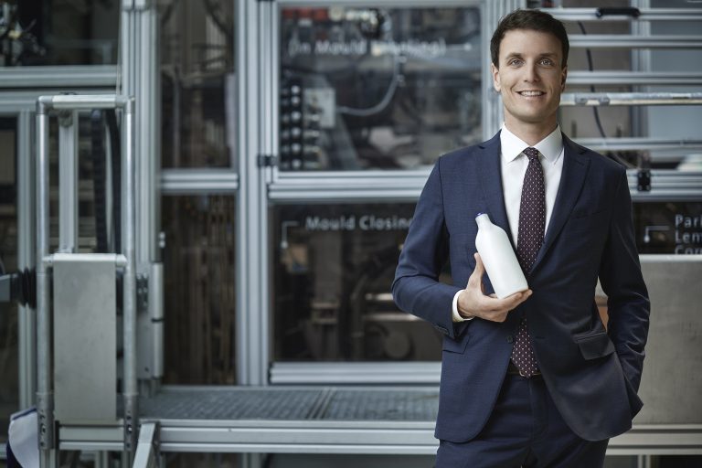 ALPLA CEO Philipp Lehner: "Wir haben eine stabile Wertschöpfung erzielt, umfangreich investiert, innovative Produkte entwickelt und Kapazitäten ausgebaut." <span class="copyright">FA</span>