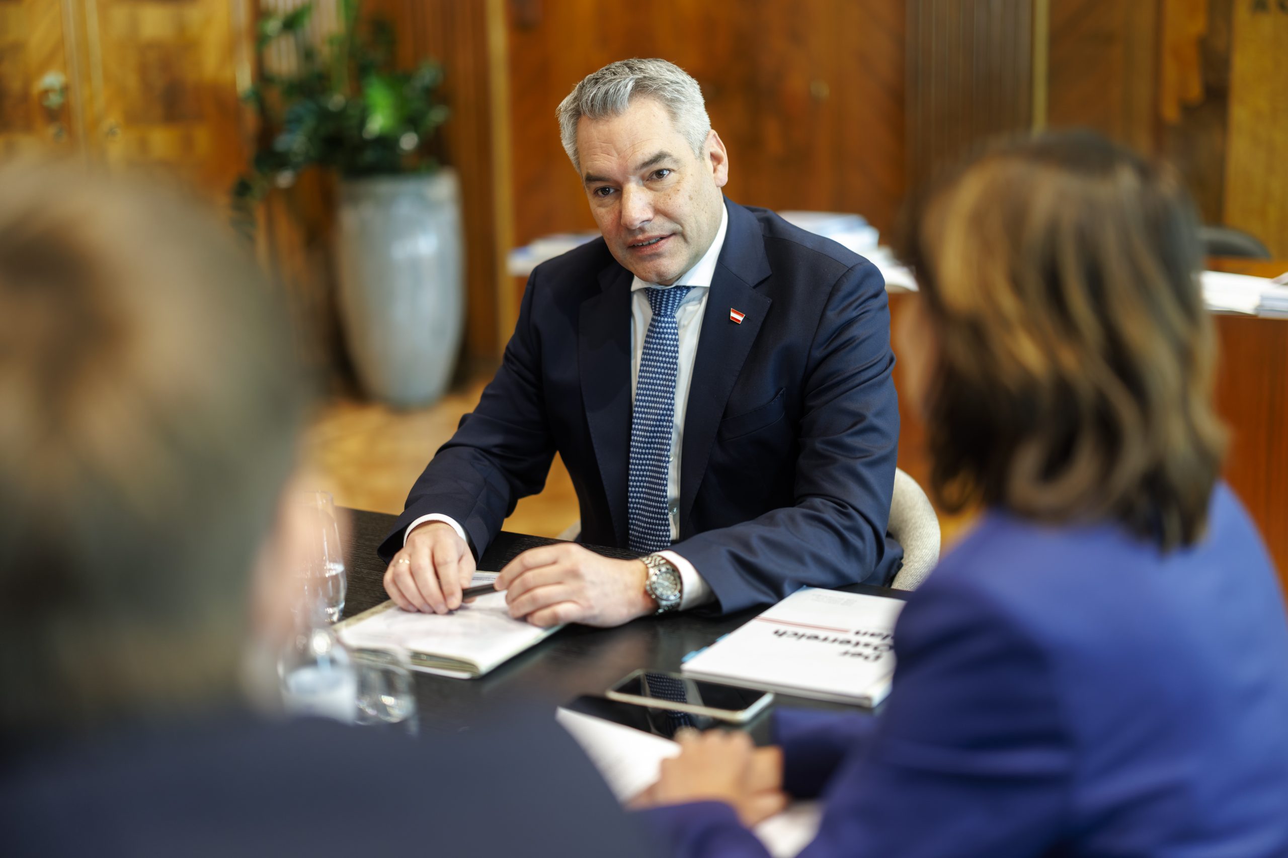 Nehammer im Interview: „Jeder, der nach Österreich kommt, entscheidet sich freiwillig für dieses Land“