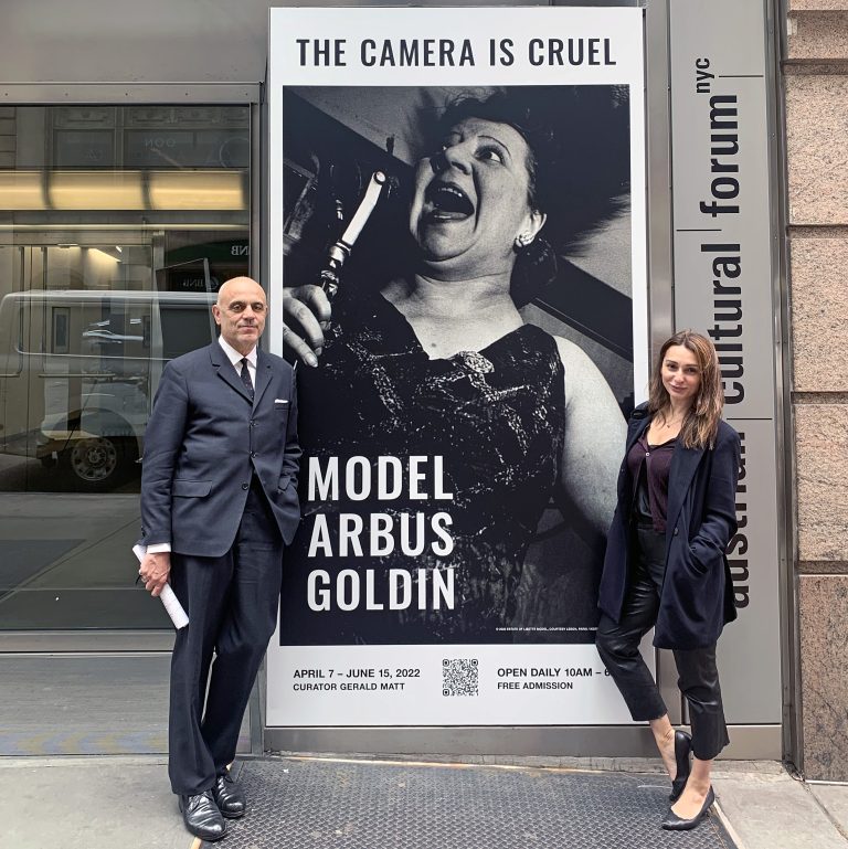 Aida Balamaci mit Medienmanager Gerald Matt (l.) vor dem Austrian Cultural Forum in New York.