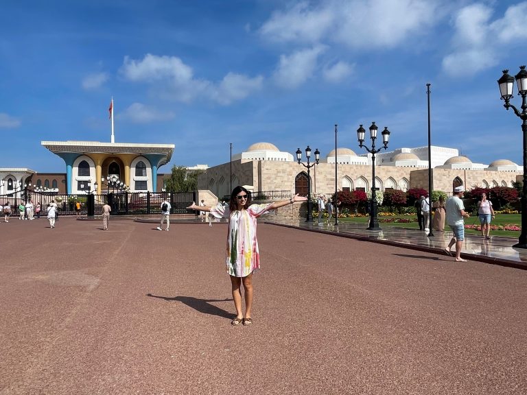 Amina Gutschi im Oman vor dem Königspalast in Maskat. <span class="copyright">VN</span>