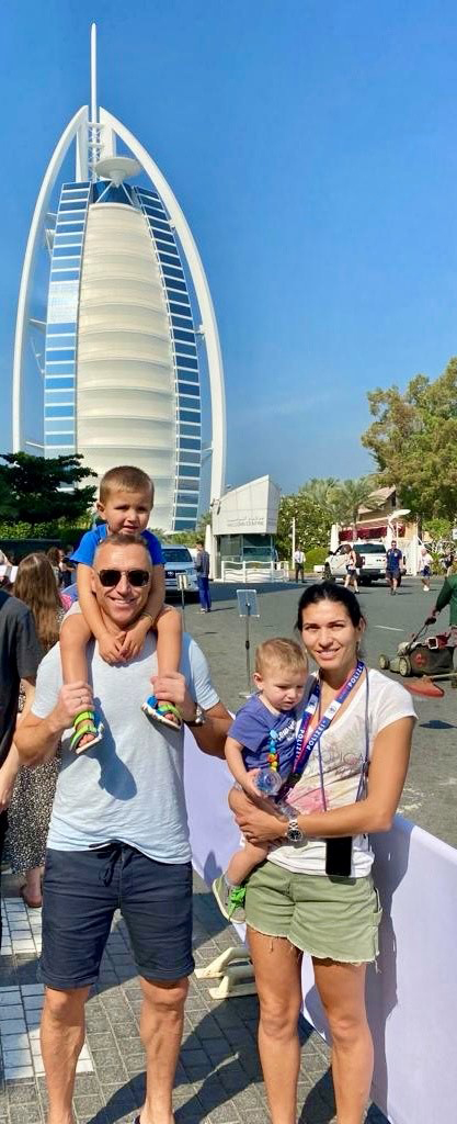 Amina Gutschi mit Gatte Markus und den Kindern in Dubai. <span class="copyright">VN</span>