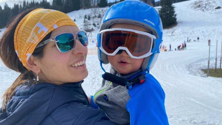 Amina Gutschi als Skilehrerin mit Sohn Henri. <span class="copyright">VN</span>