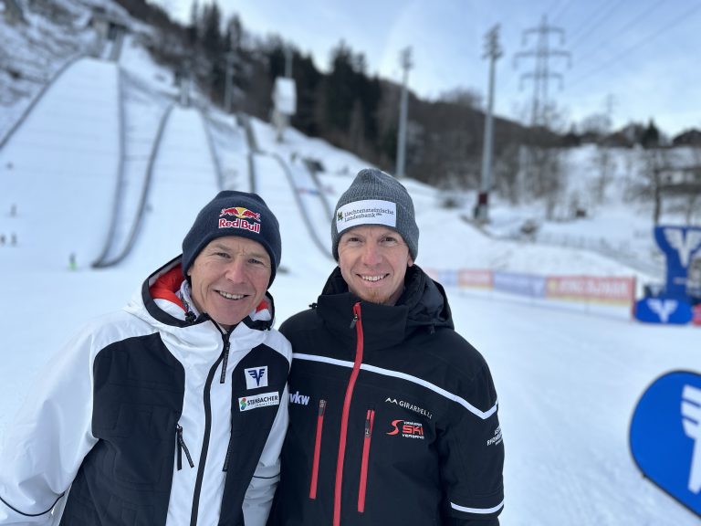 Andi Goldberger und Christoph Kraxner (Bereichsleiter Schanze, Olympiazentrum) möchten den Kindern das Skispringen nahebringen.